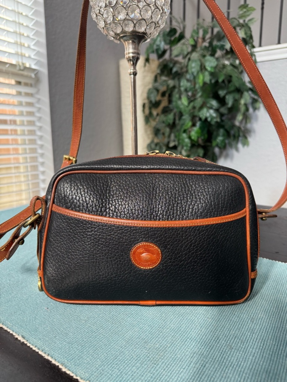 Vintage Dooney & Bourke Black Pebbled Leather Crossbody Bag - Picture 2 of 12